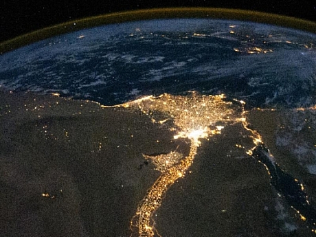 　夜間に撮影されたこの画像からは、エジプトの人口のほぼすべてがナイル川デルタに集中していることが分かる。国際宇宙ステーションから撮影されたもの。