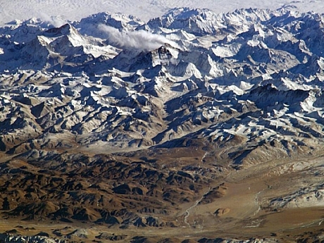 　この写真に写っているエベレスト山は、多くの旅客機の飛行高度と同じくらいの高さであるため、その頂上が地平線上にあるように見えるのは意外なことではないはずだ。しかし、この写真は2004年に国際宇宙ステーションから撮影されたものである。