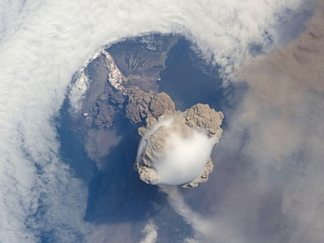 　2009年6月12日、千島列島のサリチェフ火山が噴火を始めたとき、国際宇宙ステーションは偶然その上空にいた。
