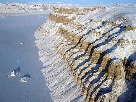 　この写真は2011年3月29日、アイスブリッジ調査でグリーンランド北西部の峡谷と氷河の近くを飛んだ際に撮影された。