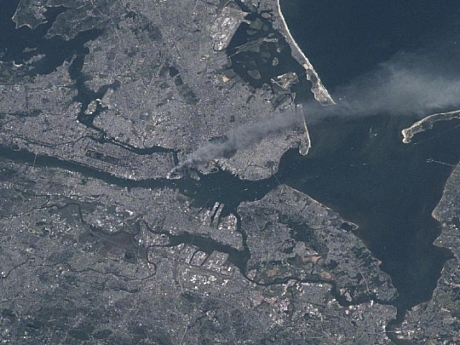 　2001年9月11日のマンハッタンをとらえた画像。ニューヨークへのテロ攻撃の影響が見られる。国際宇宙ステーションから撮影。