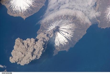 　2006年5月23日、アラスカのクリーブランド火山が噴火した。宇宙飛行士のJeff Williams氏が国際宇宙ステーションから撮影したもの。