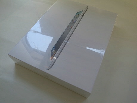 　iPad 2のパッケージ。2010月5月に発売したiPadよりもコンパクトなパッケージになっている。