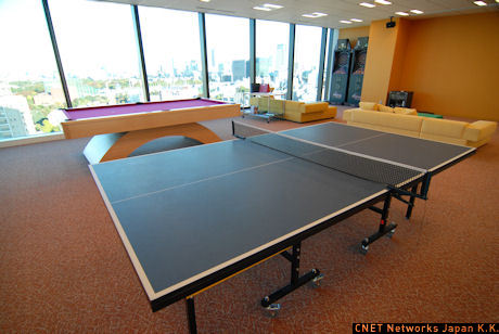 【2007年11月の旧オフィスの写真】
旧オフィスにあった施設で忘れられないのが卓球台とビリヤード台とダーツの遊び道具セット。新オフィスにもあるのだろうか。