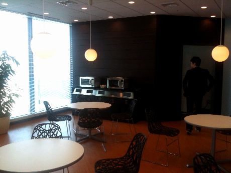 【2011年4月の新オフィスの写真】
中にはテーブルや電子レンジが置かれており、簡単なミーティングや食事ができるようになっている。