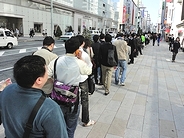 「iPad 2」日本発売--アップルストア銀座には長蛇の列