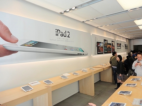 アップルストア銀座の店内の様子。iPad 2やiPhone 4が展示されている。