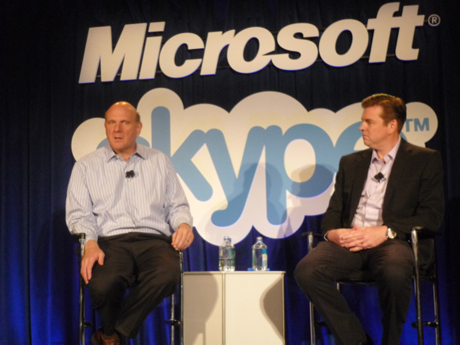 MicrosoftのSteve Ballmer氏とSkypeのTony Bates氏。サンフランシスコで開催の記者会見でMicrosoftがSkypeを85億ドルで買収する計画について語った。