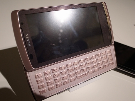 フルキーボードを搭載しモバイルレグザエンジン4.0を採用した「REGZA Phone IS11T」（富士通東芝モバイルコミュニケーションズ製）。