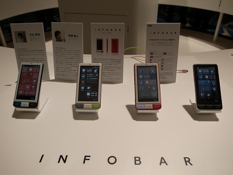 　KDDIは5月17日、データ通信端末などを含む2011年夏モデルの新製品15機種を発表した。Android搭載スマートフォン6機種で中でもひときわ目を引くのが、iida初となるスマートフォン「INFOBAR A01」だ。2001年に発売された初代「INFOBAR」から約10年。深澤直人氏が再び手がけたデザインは、手にフィットする形状に特徴的なタイル状のキー、マルチカラーなど初代INFOBARからのDNAを継承している。