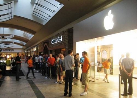 　「iPhone 3GS」の発売を待つ人々。2009年撮影。ケンタッキー州ルイスビルの店舗にて。