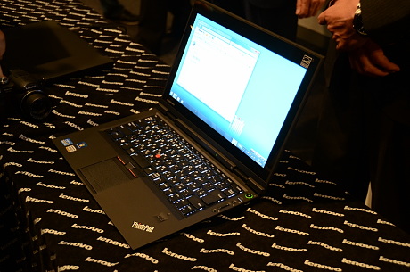 　ThinkPadは液晶上にキーボードを照らすライトを装着しているが、ThinkPad X1はキーボード側が点灯するバックライトを装備している。
