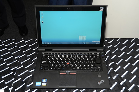 　レノボ・ジャパンは5月17日、モバイルノートPC「ThinkPad X1」を発表した。ThinkPad史上最薄という最薄部16.5mmのスリムなボディが特徴。液晶サイズは13.3型ワイド、重さは1.69kg。価格は19万7400円～21万8400円。

　バッテリを使って電力消費時間帯をシフトする「ピークシフト」機能の搭載や、30分間以内に80％以上の充電を行うという「RapidCharge」の搭載など、内部にも新機能を搭載している。

　マグネシウム・ロールケージとコーニングの「Corning Gorilla Glass」のサンドイッチ構造によって薄型のノートPCながら従来からのThinkPadの中でも最高レベルの堅牢性を実現しているという。キーボードはいわゆるアイソレーションタイプで、レノボではThinkPad X1のキーボードを「アイランドタイプ」と呼ぶ。一般的なアイソレーションタイプと異なる点は、キー表面に凹状のカーブがあり、指の形に近づけている点だ。

　写真は、ThinkPad X1。

