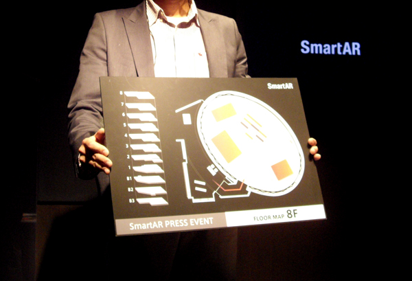 　SmartARのデモンストレーション。発表会場図をカメラを通してみると……。