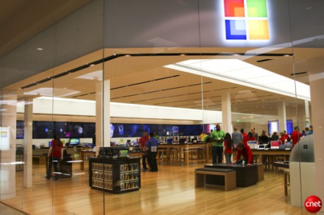 Appleの戦略を見習い、カリフォルニア州ミッションビエホにオープンしたMicrosoftの直営店。Microsoftは自社の小売事業を2009年に開始した。