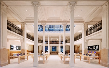 　ロンドンのコベントガーデン店同様にパリのオペラ店は、アーチ型の天井に伸びる柱など、Apple Storeとなる前からあった構造物の多くをそのまま使っている。