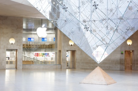 　有名なパリのルーブル美術館の地下にある店舗。地上に突き出た印象的なガラス製ピラミッドのすぐ下にある。