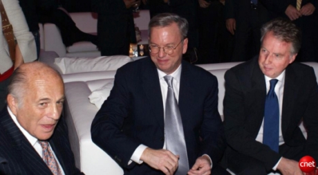 Googleの会長Eric Schmidt氏。2009年のパーティーで4大レコードレーベルの幹部に囲まれて座る。