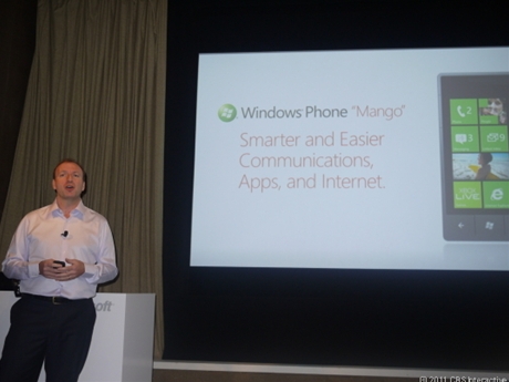 　Microsoftは米国時間5月24日、ニューヨークで特別イベントを開催し、「Windows Phone 7」の次期版（開発コード名：Mango）を披露した。同社のMobile Communications Business担当プレジデントを務めるAndy Lees氏が登壇し、新機能の一部を紹介。Mangoは合計で500以上の機能が追加され、大きく分けてコミュニケーション、アプリケーション、インターネットの3つの分野に注力している。

　Mangoは、2010年11月にWindows Phone 7が提供開始されて以来、最大のアップデートとなり、今週のリリースが予定されている。残念ながら、新型ハードウェアは紹介されなかったものの、ZTEとAcer、富士通が新たなパートナー企業に加わったことと、Nokiaから発売される初のWindows Phone端末にはMangoが採用されることが発表された。