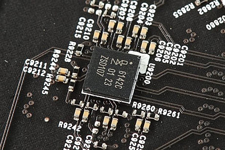 　NXPの「6142C」チップ。