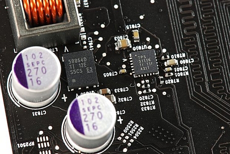 　Texas Instrumentsの「58864D」および「TPS51116」スイッチングレギュレータ。