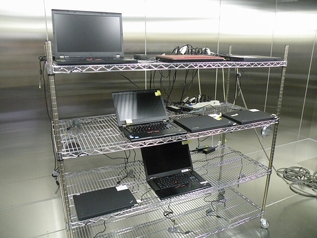　実験を行う室内には複数のノートPCが置かれている。