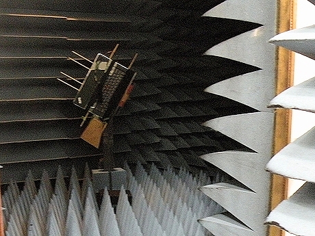 　無線の通信性能の計測試験などを実施する「無線性能試験設計ラボ」。アンテナ開発のシュミレーションやワイヤレスノイズの測定なども行っている。