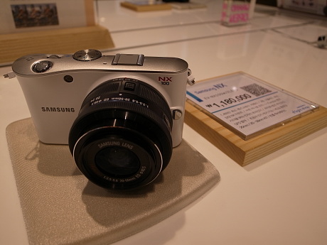 ミラーレスのデジタルカメラ「NX」シリーズ。価格は118万ウォン（約8万8000円）。
