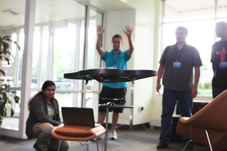 Kinectに対するジェスチャでリモコンのヘリコプターを操作するオレゴン州立大学の学生