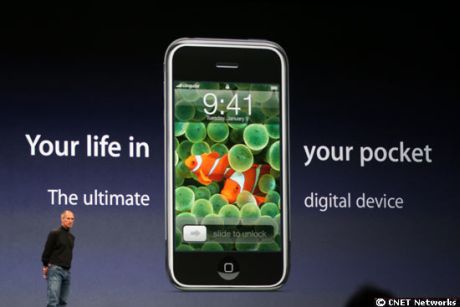 2007年のMacworldでiPhoneを発表するAppleのCEOであるSteve Jobs氏