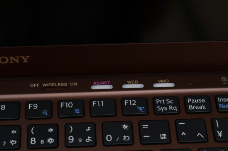 　キーボードの上にはワイヤレスLANのスイッチとファンクションボタンが用意される。
