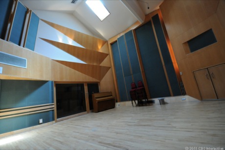 　これはAbbey Road Studiosの第3スタジオで、昔から人気の高い部屋だ。ここではPink Floydがアルバム「狂気」を録音したほか、もっと最近ではLady Gagaが「ボーン・ディス・ウェイ」の制作で使用した。