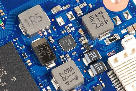 　Texas Instruments製のBQ24725用2～4セルタイプのリチウムイオンバッテリSMBus充電コントローラ（「BQ725」の刻印）。