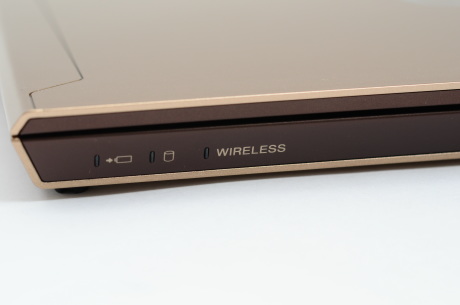 　充電、HDD、ワイヤレスLANの動作を示すLEDは前面の左側となる。
