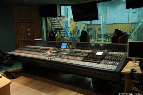 　これはAbbey Road Studiosの第1スタジオで使われているミキシングコンソールだ。サウンドエンジニアのSimon Rhodes氏によると、同スタジオではこうした機材のメーカー各社と協力して、必要とされているとおりの装置を確実に調達しているという。ここにある「Neve 88RS」のようなコンソールは、80万ドルほどする。音楽業界はデジタルばやりだが、これらのコンソールはアナログを貫いている。Abbey Road Studiosで働く人たちのようなプロフェッショナルにとって、デジタルはまだ、ここで制作するという特権に対して大金を支払う顧客が求める音の水準に達していないからだ。