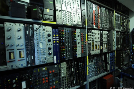 　これは、Abbey Road Studiosの「オモチャの棚」だ。数百台もの「外付け」機材が保管されており、録音セッションのたびに頻繁に出し入れされる。