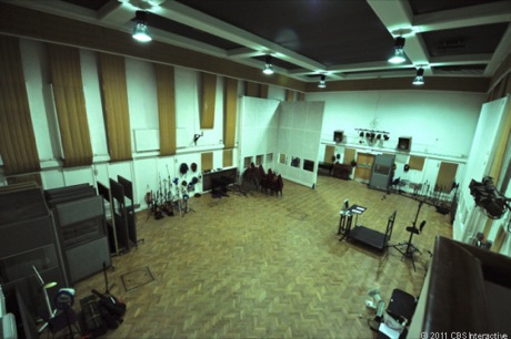 　有名な第2スタジオ。The Beatlesが楽曲の大半を手がけたこの広いレコーディングルームは、多くの音楽業界人が「聖地」とあがめる場所だ。The Beatlesは楽曲の9割以上をAbbey Road Studiosでレコーディングしており、そのほとんどを第2スタジオで録っている。