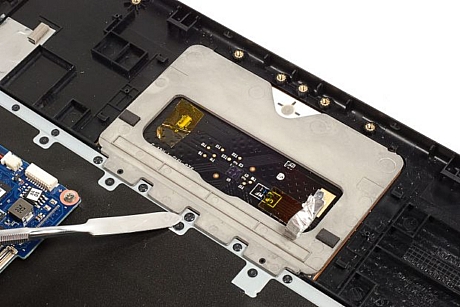 　キーボードとタッチパッドは上側のケースから取り外せないように接着されている。