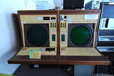 　これは航空管制レーダーステーションで、1978年からロンドンのヒースロー空港近くにある航空管制センターで使われていた。

　博物館によれば、これは「ほかの30個のステーションと一緒に、世界一混雑している国際空港であるヒースロー空港に離着陸するフライトを監視する管制官が使用していた。2台のPDP-11コンピュータが各デスクを制御しており、1台はレーダーのデータ処理を、もう1台はディスプレイを管理していた」という。

　1980年代に設置されたこのステーションは、驚くべきことに2008年まで現役だった。
