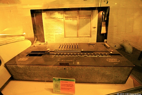 　この写真は、スイスのH.W. Egll氏が1895年に作ったMillionaireだ。これは、掛け算を足し算の繰り返しによらずに計算できる、史上初の計算機だった。ブレッチリーパーク博物館によれば、こうしたマシンは1930年代まで保険業界でよく使われていたという。