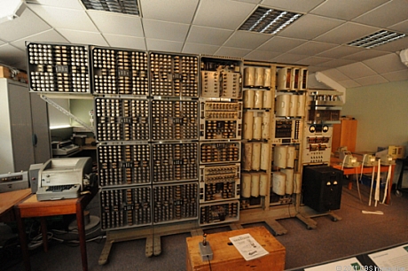 　これは、ブレッチリーパークの国立コンピューティング博物館に展示されているHarwell Dekatronコンピュータだ。後にWitch Computerと呼ばれるこのマシンは、1950年代前半に英国のハーウェル原子力研究所で作られた。同博物館によれば、「これは異なる仕事や役割をこなせる汎用コンピュータであり、英国初の原子力発電所を設計する際に使われた」という。

　「このコンピュータが作られる以前は、同研究所のすべての数値計算は機械式計算機と計算尺を使った人間のチームによって行われていた」（同博物館ウェブサイト）
