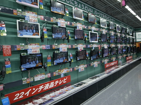 商品は小型のものから順に、壁一面に展示されている。