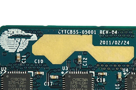 　Cypress Semiconductor製のPCBのロゴ。