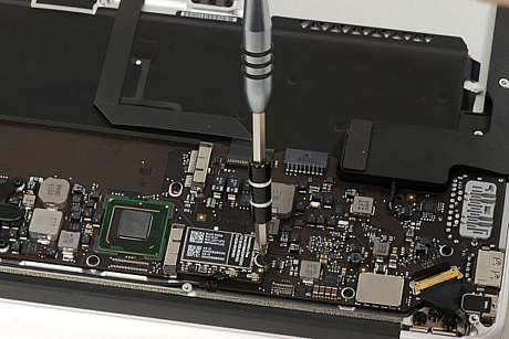 　Broadcom製のmini-PCIeワイヤレスカードを取り外す。