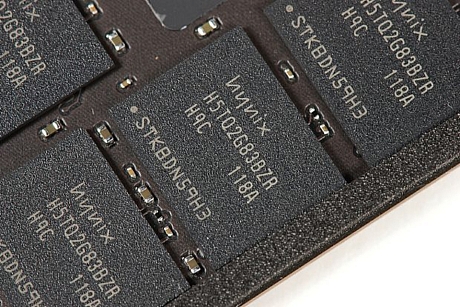 　Hynixの「H5TQ2G83BZR」DDR3 SDRAM（16チップで4GバイトのRAMメモリ）。