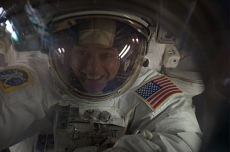 　「12日の船外活動を終え、宇宙から（#FromSpace）室内に戻るためにドアをノックしているところ」（@Astro_Ron）