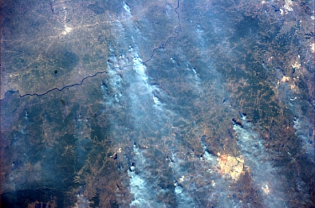 　7月23日に撮影された、炎から立ち上る煙がアフリカ南部に流れる様子。