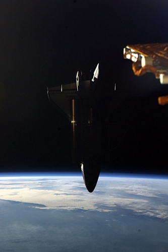 　AtlantisがNASAのスペースシャトルプログラムの最後のミッションを終えた時、@Astro_Ronはこのお別れの写真を撮影して、次のようにツイートした。「スペースシャトル#Atlantisの宇宙での（#FromSpace）最後の写真。2011年7月19日にISS内にあるSergei（宇宙飛行士のSergei Volkov氏）のベッドルームの窓から撮影」（@Astro_Ron）