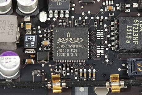 　Broadcom製の「BCM57765B0KMLG」ギガビットイーサネットおよびメモリカードコントローラ。