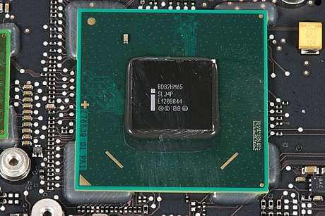 　Intelの「BD82HM65」プラットフォームコントローラハブ。